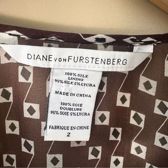 Diane von furstenberg silk geo print button down Sz 2 - Picture 6 of 7